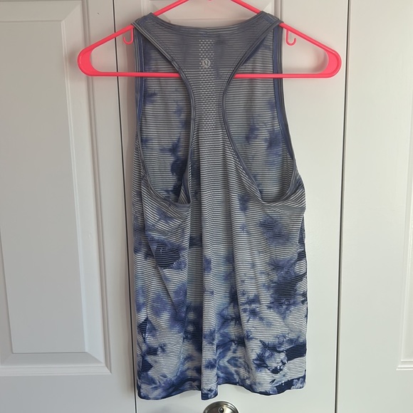 EUC Lululemon High Neck Tank Top Blue White Splatter Size 8 - Picture 2 of 3
